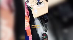 Desi couple ' s eerste livecam show met stomende telefoon seks 3 min 20 sec