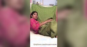 Une Indienne excitée fait de son mieux pour satisfaire dans une vidéo de livecam pour les garçons Desi 1 minute 00 sec