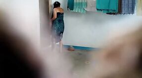 Bhabhi India Selatan telanjang dan disetubuhi di kamera tersembunyi 1 min 10 sec