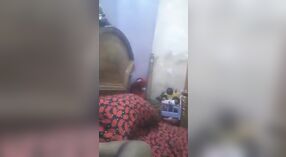 Tante Desis freche Mätzchen mit ihrer Freundin in diesem heißen pakistanischen Video 1 min 30 s
