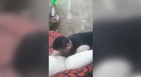 Tante Desis freche Mätzchen mit ihrer Freundin in diesem heißen pakistanischen Video 2 min 50 s