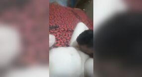 Tante Desis freche Mätzchen mit ihrer Freundin in diesem heißen pakistanischen Video 3 min 20 s