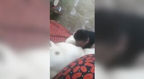 Desi Teyze'nin yaramaz maskaralıkları bu sıcak Pakistanlı videoda arkadaşıyla 3 dakika 40 saniyelik
