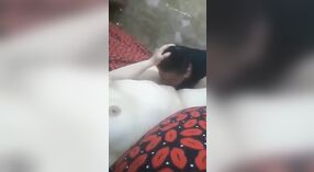 Tante Desis freche Mätzchen mit ihrer Freundin in diesem heißen pakistanischen Video 3 min 50 s