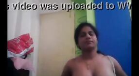 Aunty Indian ' s homemade seks tape featuring een volwassen baas en een meid 1 min 30 sec