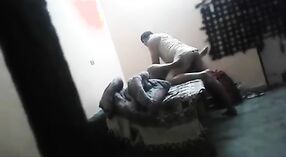 Indisches Mädchen wird in diesem versteckten cam-porno-video runter und schmutzig 1 min 40 s