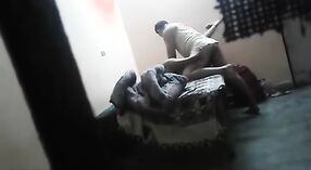 Indiana bhabhi fica para baixo e sujo neste oculto cam vídeo pornô 1 minuto 50 SEC