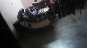 Indisches Mädchen wird in diesem versteckten cam-porno-video runter und schmutzig 1 min 10 s