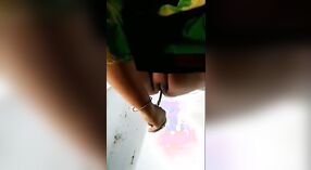 Девушка Дези предается сольной мастурбации с помощью зубной щетки 2 минута 10 сек