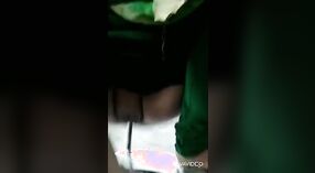 Desi menina se entrega a solo masturbação com uma escova de dentes 1 minuto 00 SEC