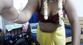 Gordito Desi Bhabhi se golpean por curiosos chicos en video porno en línea 5 mín. 00 sec