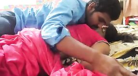 Desi Dewar seduce un sexy Bhabhi in un scandalous XXX affair in questo MMS video 2 min 00 sec