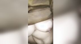 Rijpere Indiase tante met grote borsten heeft hardcore seks met haar roommate Desi 1 min 20 sec