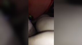 Rijpere Indiase tante met grote borsten heeft hardcore seks met haar roommate Desi 1 min 40 sec