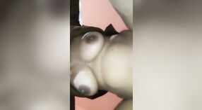 Rijpere Indiase tante met grote borsten heeft hardcore seks met haar roommate Desi 0 min 30 sec