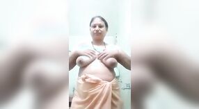 Włochaty indyjski aunty targanie od jej włochaty cipki w nagi wideo 0 / min 40 sec