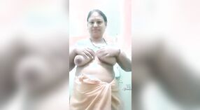 Behaarte indische Tante wichst Ihre haarige Muschi im Nacktvideo 1 min 00 s