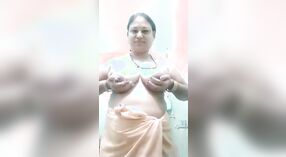 Behaarte indische Tante wichst Ihre haarige Muschi im Nacktvideo 1 min 10 s