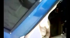 Misionaris seks India di dalam mobil dengan pekerja kantoran Calcutta yang berdada 2 min 20 sec