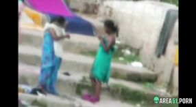 Gizli kamera nehirde banyo yapan Hintli kızları yakalar. HD 0 dakika 0 saniyelik