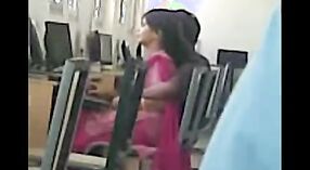 Une vidéo de caméra cachée capture l'adultère d'une femme indienne avec un collègue 1 minute 20 sec