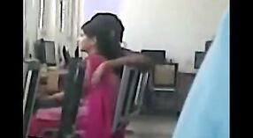 Video kamera tersembunyi menangkap perzinahan istri India dengan seorang rekan 2 min 40 sec