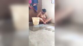 Indische ältere Bhabha Nimmt ein nacktes Bad in Devars Film 0 min 0 s