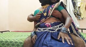 Indyjski nastolatków i desi para prepare dla gorący trójka seks z ustny grać 1 / min 10 sec