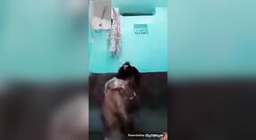Videollamada con una chica bangladesí en el baño 0 mín. 0 sec