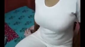 Indian bayek Seductive migunakake dheweke favorit dildo kanggo kuat masturbasi 0 min 0 sec