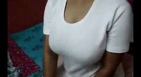 Babe India yang menggoda menggunakan dildo favoritnya untuk masturbasi yang intens 0 min 50 sec