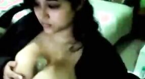 Seductora adolescente de Calcuta se entrega al placer personal durante el chat 2 mín. 20 sec