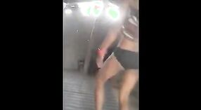 Indische teen Freundin verführt und neckt ihren Liebhaber mit ihren heißen Tanzbewegungen 2 min 40 s