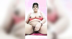 Desi bhabhi fulfills haar seksuele verlangens met komkommer en masturbates naar orgasme 0 min 0 sec
