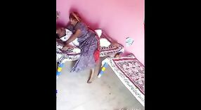 Тетя индианка шалит со своим дядей в этом горячем видео 1 минута 00 сек