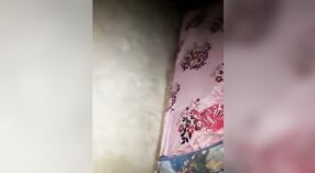 Kıllı kedi Desi kız gets dövülerek tarafından ona erkek arkadaş üzerinde MMS kamera 2 dakika 50 saniyelik