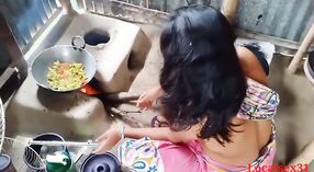 Interraciale Keuken Seks met een amateur meisje en een geile land guy 1 min 10 sec