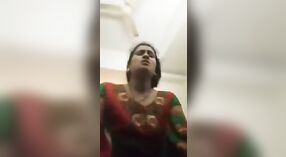 Desi bhabhi stöhnt, während sie in diesem dampfenden video ihren schwanz reitet 0 min 0 s