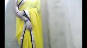 Indiase MILF in een sari verleidt en plaagt voor een stomende sessie 2 min 50 sec