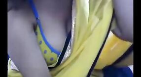 Indiase MILF in een sari verleidt en plaagt voor een stomende sessie 10 min 20 sec