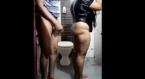 Sexe srilankais dans la salle de bain avec une mère indienne et son fils 11 minute 20 sec