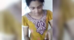 バングラデイガールは、彼女のボーイフレンドMMCに猫を指で触れます 1 分 20 秒