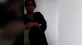 バングラデイガールは、彼女のボーイフレンドMMCに猫を指で触れます 2 分 20 秒