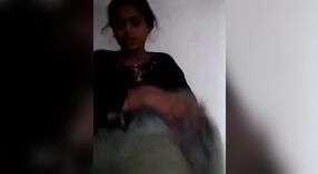 バングラデイガールは、彼女のボーイフレンドMMCに猫を指で触れます 2 分 30 秒