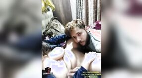 Pasangan India menikmati seks yang penuh gairah di kamera MMS langsung 0 min 0 sec