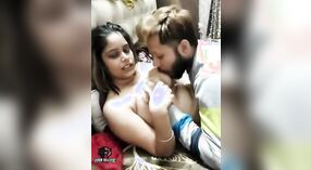 Pasangan India menikmati seks yang penuh gairah di kamera MMS langsung 3 min 20 sec