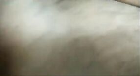 فيديو إباحي هندي لـ (ديزي شالو) يعرض جنس فموي مشبع بالبخار ومشهد (تشوداي 1 دقيقة 30 ثانية