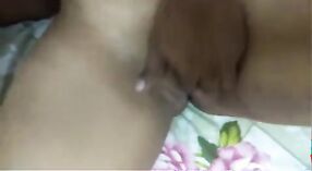 El video porno indio HD de Desi Shalu presenta una mamada humeante y una escena de chudai 2 mín. 00 sec