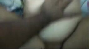 El video porno indio HD de Desi Shalu presenta una mamada humeante y una escena de chudai 2 mín. 30 sec
