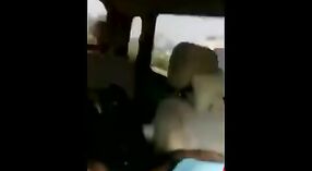 Boquete Indiano puta no carro dá seu homem um boquete sensual 1 minuto 40 SEC